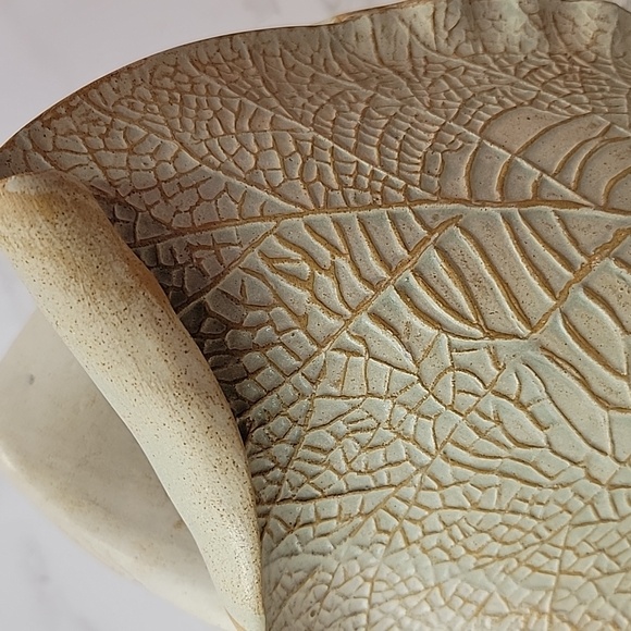 Textured Leaf Patterned Ceramic Vase - Picture 2 of 8